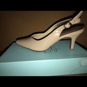 Point creme colored heel